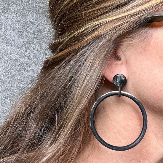 Handgemaakte buffelhoorn creolen in gevarieerde tintjes, +/-6 cm. mat. Totale lengte 8 cm.