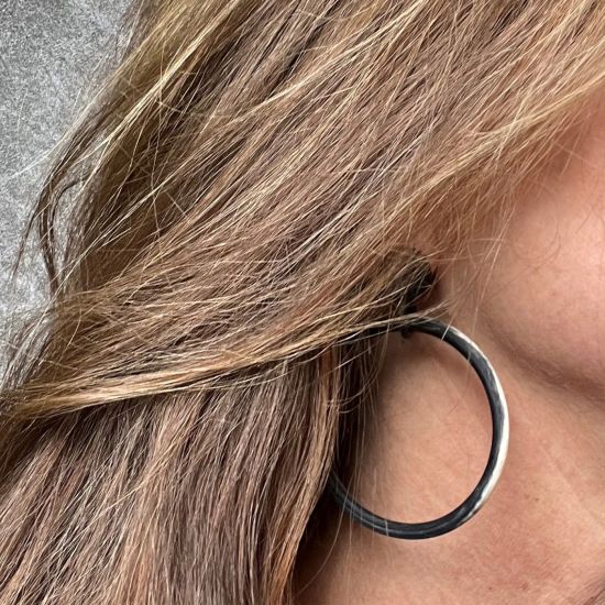 Handgemaakte buffelhoorn creolen in gevarieerde tintjes, +/-6 cm. mat. Totale lengte 8 cm.