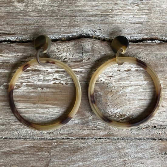 Handgemaakte buffelhoorn creolen in gevarieerde tintjes, +/-6 cm. mat. Totale lengte 8 cm.