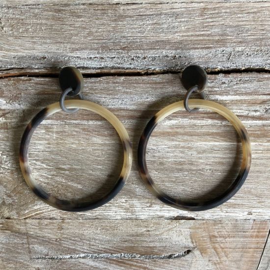 Handgemaakte buffelhoorn creolen in gevarieerde tintjes, +/-6 cm. mat. Totale lengte 8 cm.