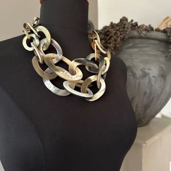 Buffelhoorn collier, handgemaakt. Kleurvariaties in lichte tintjes. Mat, 55cm.