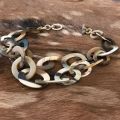 Buffelhoorn collier, handgemaakt. Kleurvariaties in lichte tintjes. Mat, 55cm.