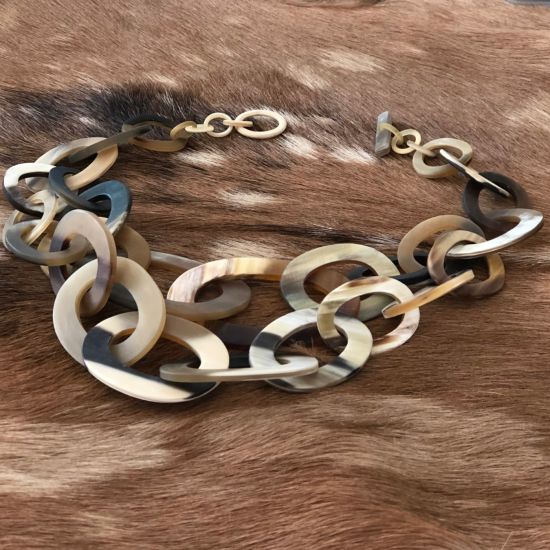 Buffelhoorn collier, handgemaakt. Kleurvariaties in lichte tintjes. Mat, 55cm.