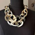 Buffelhoorn collier, handgemaakt. Kleurvariaties in lichte tintjes. Mat, 55cm.