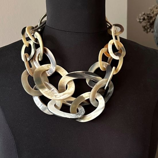 Buffelhoorn collier, handgemaakt. Kleurvariaties in lichte tintjes. Mat, 55cm.