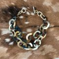 Buffelhoorn collier, handgemaakt. Kleurvariaties in lichte tintjes. Mat, 55cm.