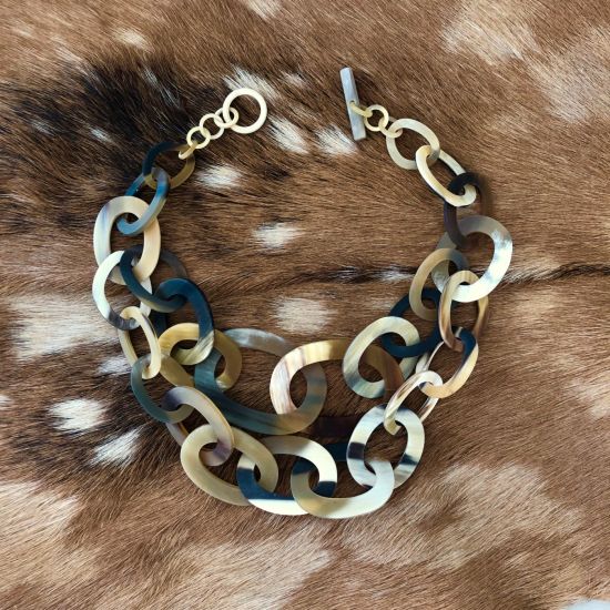 Buffelhoorn collier, handgemaakt. Kleurvariaties in lichte tintjes. Mat, 55cm.