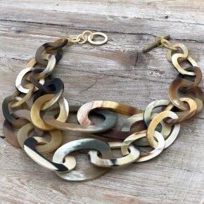 Buffelhoorn collier, handgemaakt. Kleurvariaties in lichte tintjes. Mat, 55cm.