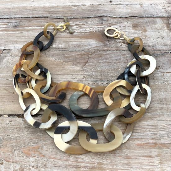 Buffelhoorn collier, handgemaakt. Kleurvariaties in lichte tintjes. Mat, 55cm.