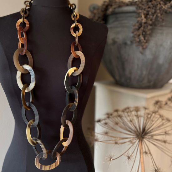 Stoere buffelhoorn ketting in bruintonen. Matte finish. Lichtgewicht. Lengte 116cm