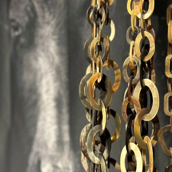 Stoere buffelhoorn ketting in bruintonen. Matte finish. Lichtgewicht. Lengte 116cm