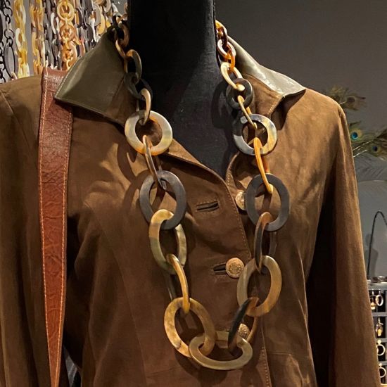 Stoere buffelhoorn ketting in bruintonen. Matte finish. Lichtgewicht. Lengte 116cm