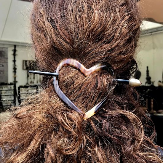 Hartvormige haarpin van buffelhoorn 8 x 8 cm. Glans afwerking. Licht in gewicht.