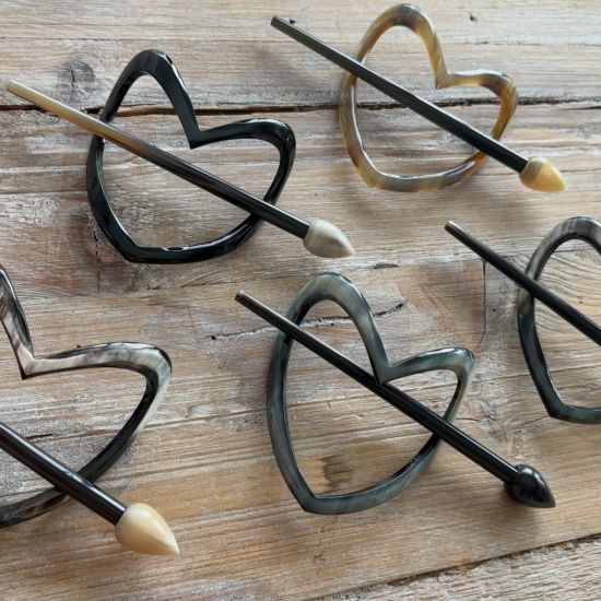 Hartvormige haarpin van buffelhoorn 8 x 8 cm. Glans afwerking. Licht in gewicht.