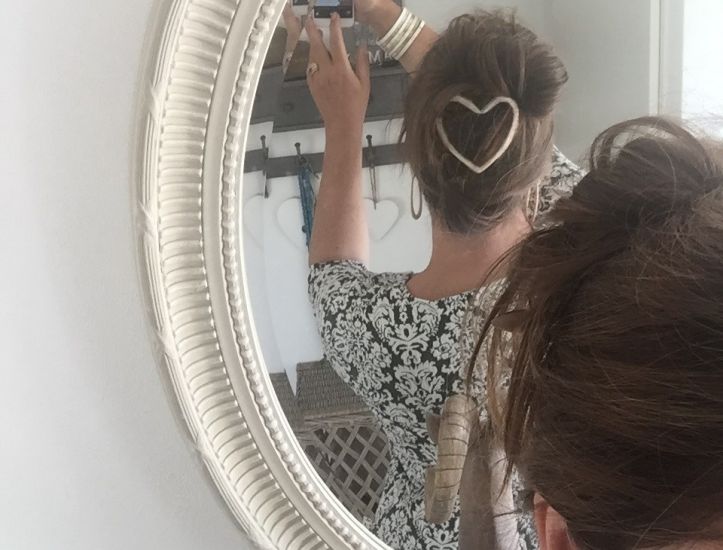 Hartvormige haarpin van buffelhoorn 8 x 8 cm. Glans afwerking. Licht in gewicht.