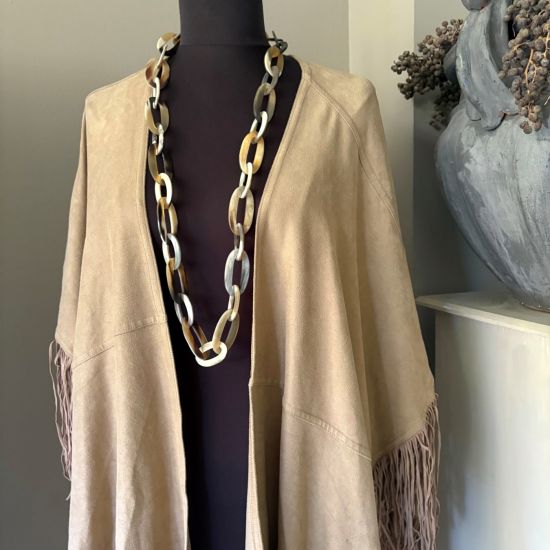 Mooi buffelhoorn schakelcollier. Lengte 104 cm. Blonde gevarieerde tintjes. Matte finish. Lichtgewicht.