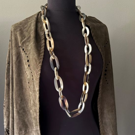 Mooi buffelhoorn schakelcollier. Lengte 104 cm. Blonde gevarieerde tintjes. Matte finish. Lichtgewicht.