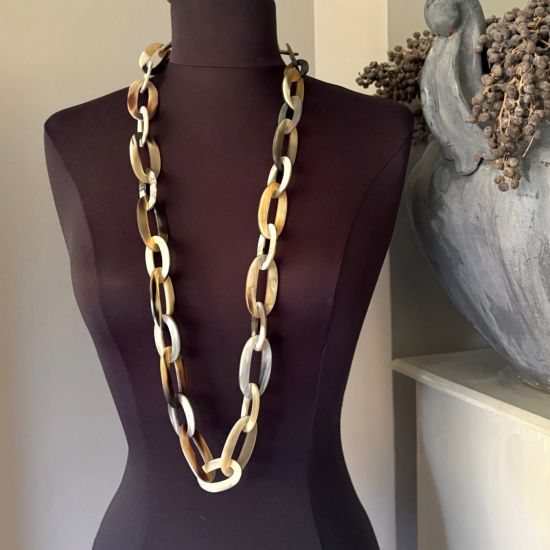 Mooi buffelhoorn schakelcollier. Lengte 104 cm. Blonde gevarieerde tintjes. Matte finish. Lichtgewicht.
