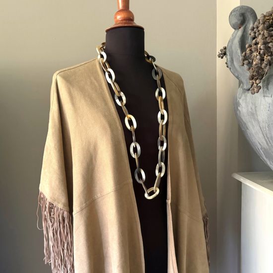 Mooi buffelhoorn schakelcollier. Lengte 104 cm. Blonde gevarieerde tintjes. Matte finish. Lichtgewicht.