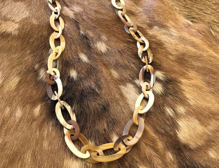 Mooi buffelhoorn schakelcollier. Lengte 104 cm. Blonde gevarieerde tintjes. Matte finish. Lichtgewicht.