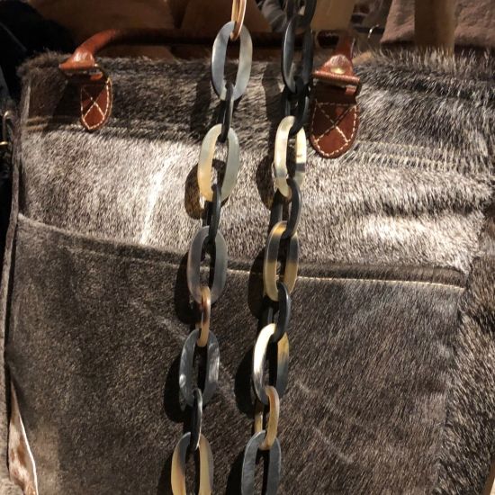 Mooie buffelhoorn schakelketting,104cm. Donkere gevarieerde kleuren, matte finish. Lichtgewicht