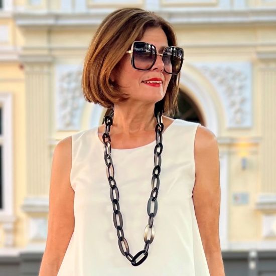 Mooie buffelhoorn schakelketting,104cm. Donkere gevarieerde kleuren, matte finish. Lichtgewicht