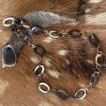 Handgemaakte ketting buffelhoorn. Donkere matte tintjes. Lengte 80cm.