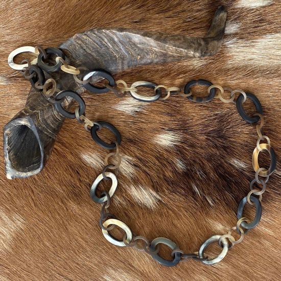 Handgemaakte ketting buffelhoorn. Donkere matte tintjes. Lengte 80cm.