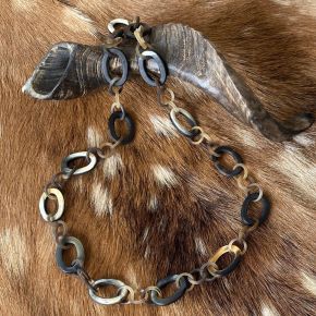 Handgemaakte ketting buffelhoorn. Donkere matte tintjes. Lengte 80cm.