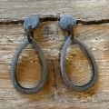 Handgemaakte geborstelde buffelhoorn oorbellen. 7 x 3 cm. 