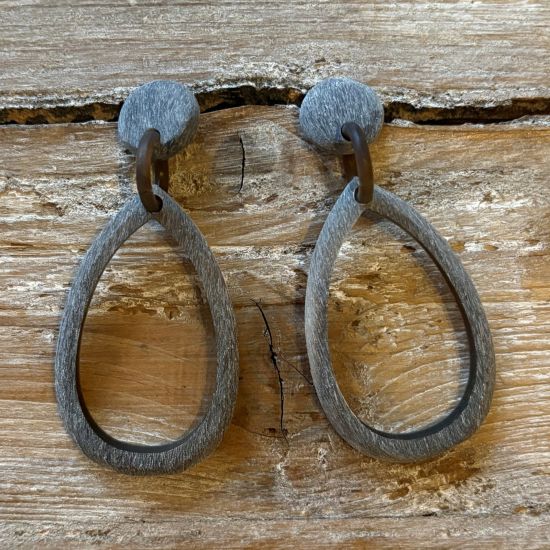 Handgemaakte geborstelde buffelhoorn oorbellen. 7 x 3 cm. 