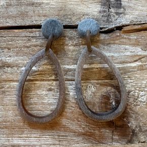 Handgemaakte geborstelde buffelhoorn oorbellen. 7 x 3 cm.