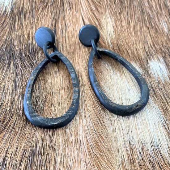 Handgemaakte oorbellen van zwart buffelhoorn. 7 x 3 cm. Matte / ruwe versie.