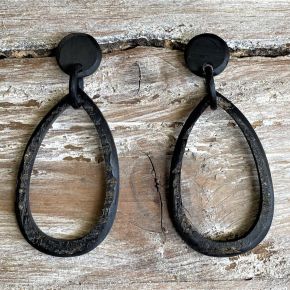 Handgemaakte oorbellen van zwart buffelhoorn. 7 x 3 cm. Matte / ruwe versie.