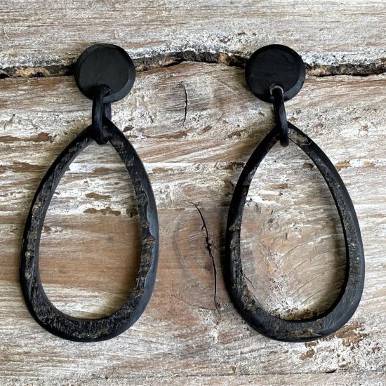 Handgemaakte oorbellen van zwart buffelhoorn. 7 x 3 cm. Matte / ruwe versie.