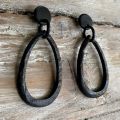 Handgemaakte oorbellen van zwart buffelhoorn. 7 x 3 cm. Matte / ruwe versie.