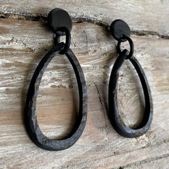 Handgemaakte oorbellen van zwart buffelhoorn. 7 x 3 cm. Matte / ruwe versie.