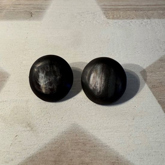 Stoere, matte oorknoppen van buffelhoorn 2.5cm, in diverse tintjes