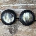 Stoere, matte oorknoppen van buffelhoorn 2.5cm, in diverse tintjes