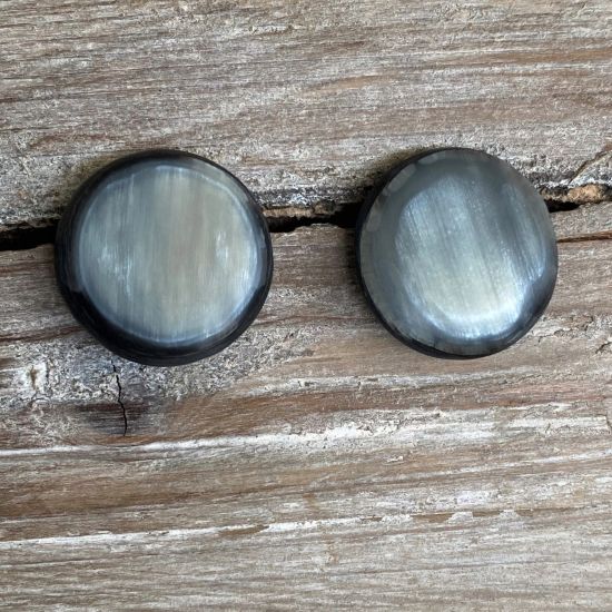 Stoere, matte oorknoppen van buffelhoorn 2.5cm, in diverse tintjes