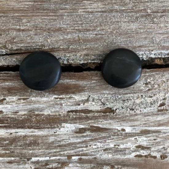 Handgemaakte buffelhoorn knopjes, 1.5cm. Matte finish. Lichtgewicht.