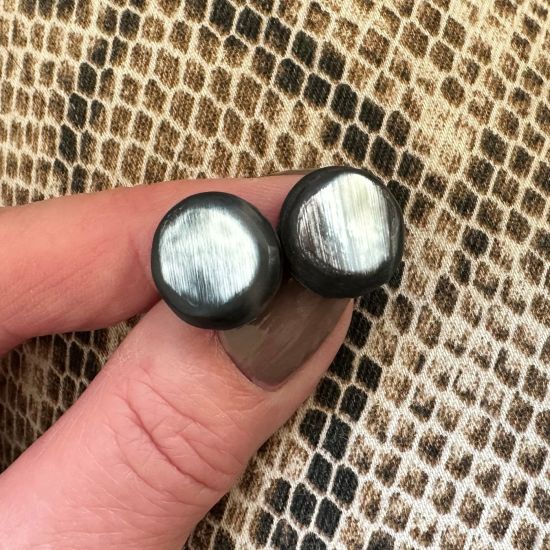 Handgemaakte buffelhoorn knopjes, 1.5cm. Matte finish. Lichtgewicht.