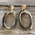 Handgemaakte buffelhoorn oorbellen met dubbele ovale schakels, matte finish.