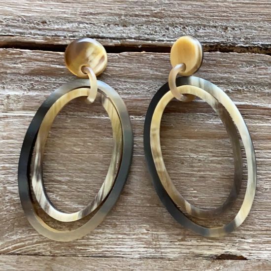 Handgemaakte buffelhoorn oorbellen met dubbele ovale schakels, matte finish.