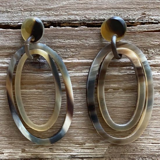 Handgemaakte buffelhoorn oorbellen met dubbele ovale schakels, matte finish.