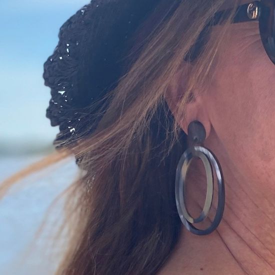 Handgemaakte buffelhoorn oorbellen met dubbele ovale schakels, matte finish.