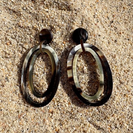 Handgemaakte buffelhoorn oorbellen met dubbele ovale schakels, matte finish.