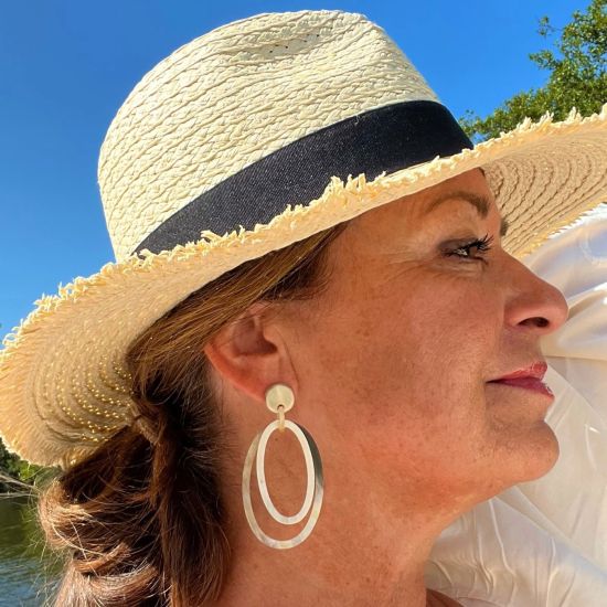 Handgemaakte buffelhoorn oorbellen met dubbele ovale schakels, matte finish.