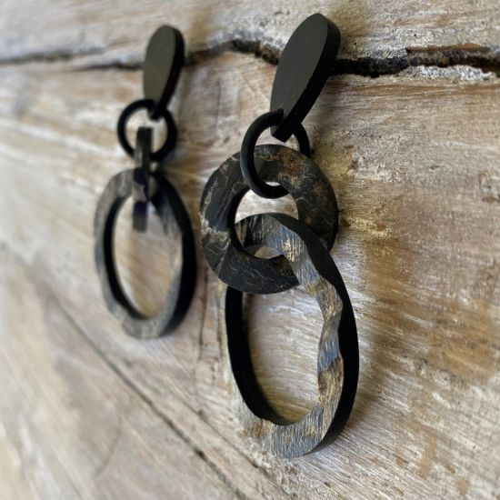 Ronde buffelhoorn schakeloorbellen. Totale lengte 7cm. Matte, ruwe uitvoering. Zwart