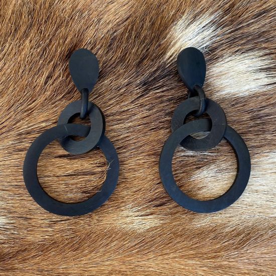 Ronde buffelhoorn schakeloorbellen. Totale lengte 7cm. Matte zwarte uitvoering.